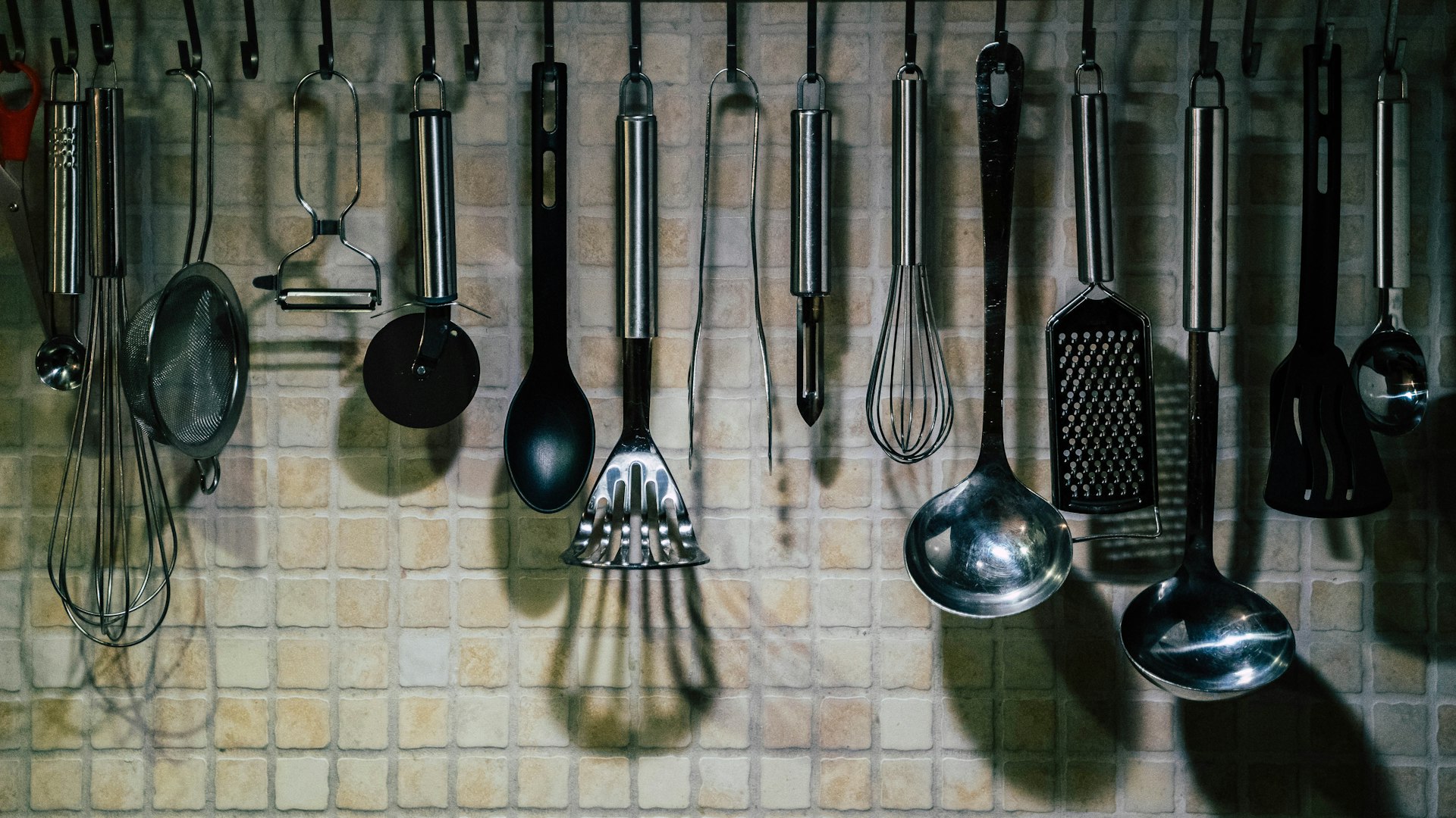 a bunch of kitchen utensils